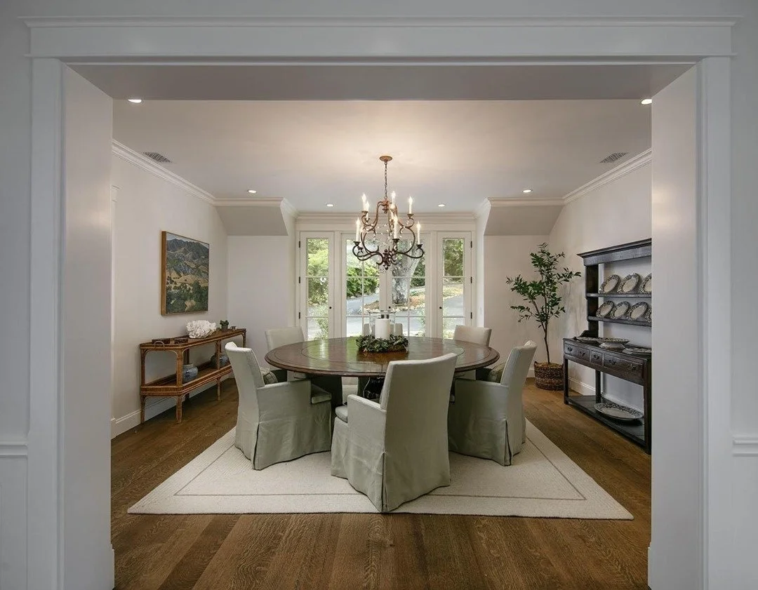 Love how simple and classic this dining room turned out. Gorgeous wood floors, precise crown moulding and trim, French doors and a crisp white paint. What more could you want?⁠
.⁠
.⁠
.⁠
#holehouseconstruction #customhome #custombuilt #builttolast #co