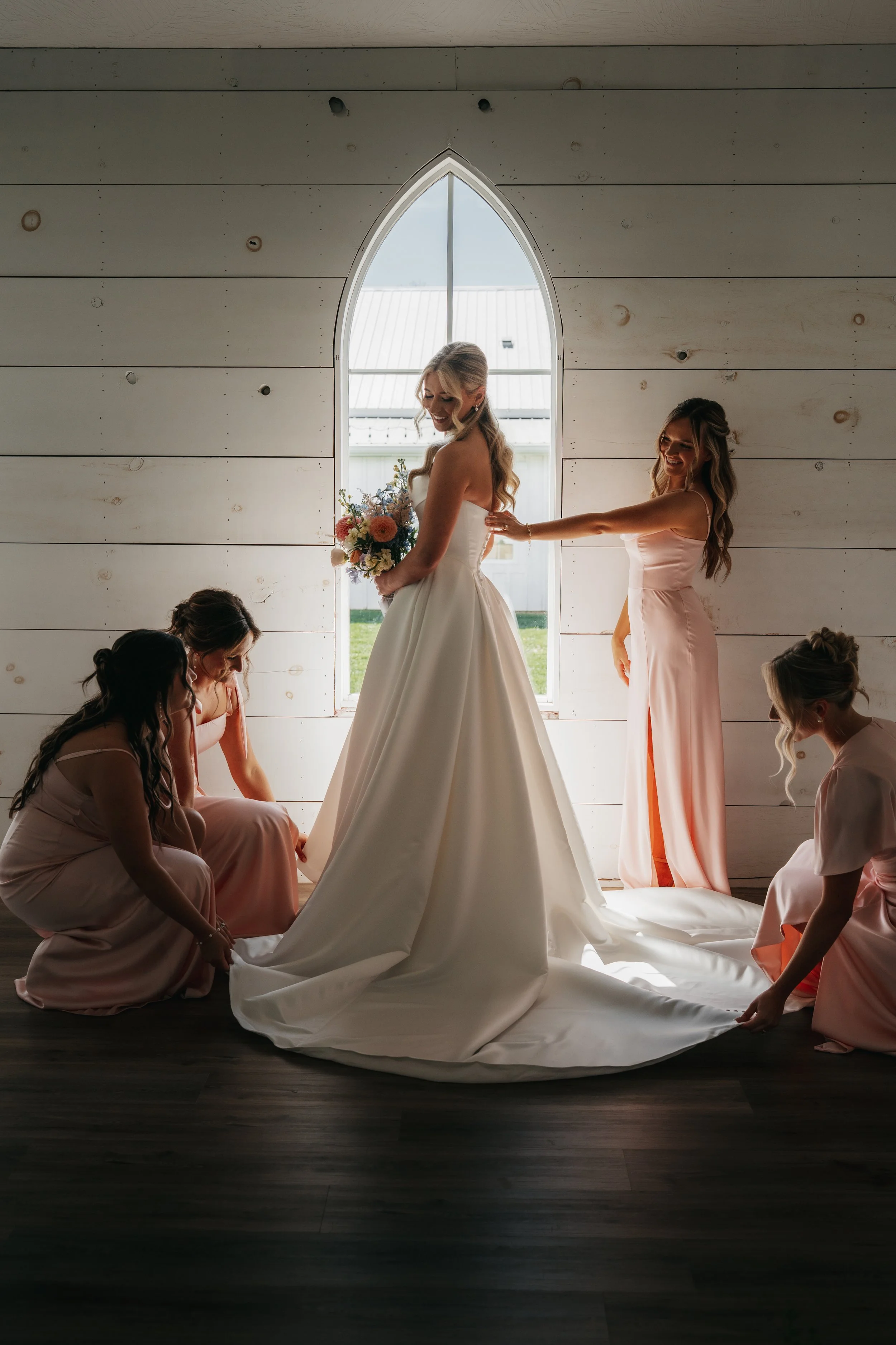 bride with her bridesmaids sparrow lane venue willard mo. springfield missouri wedding photographer
