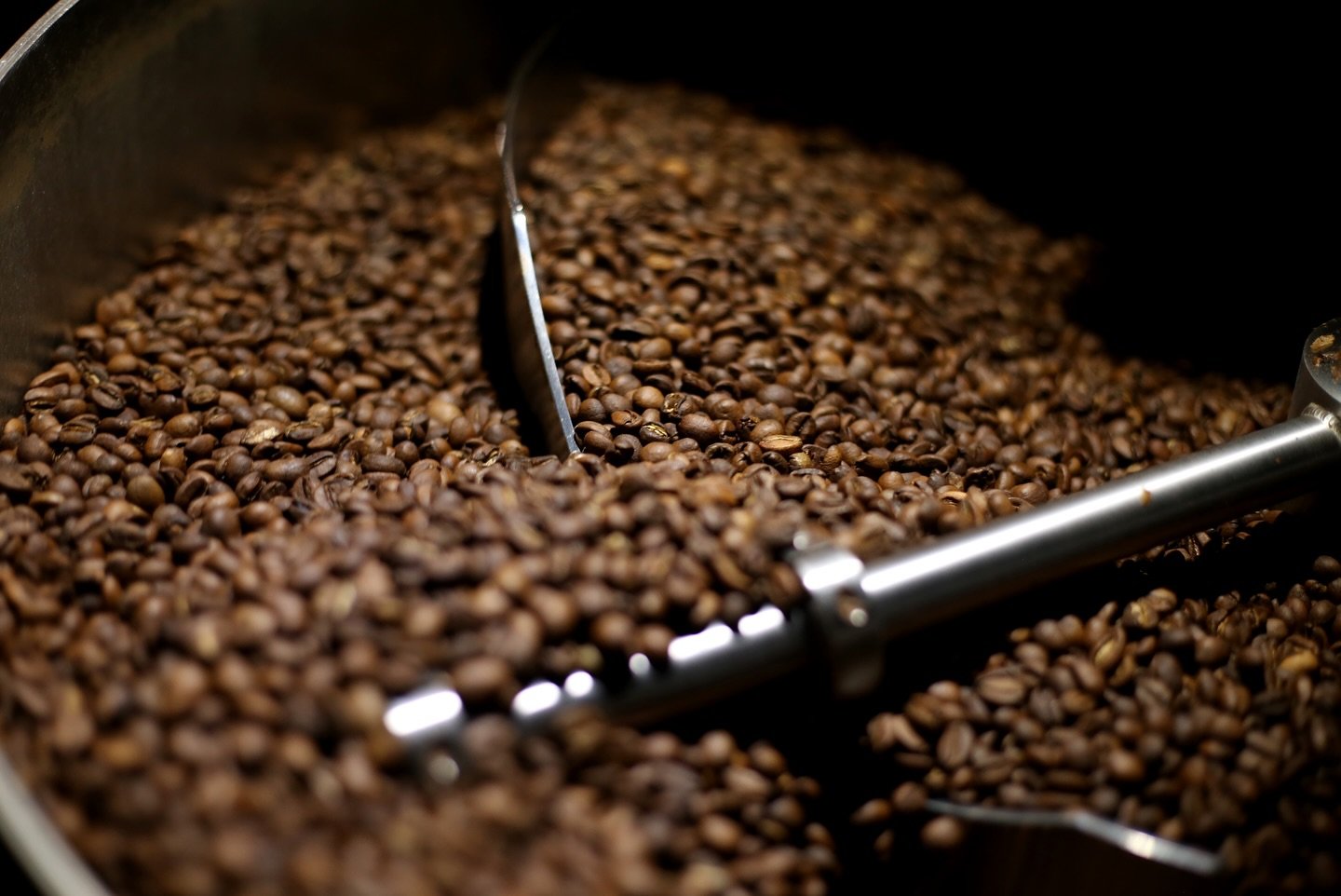 ✨From green to gold✨
We roast for cafes, brands, and visionaries who need more than just great beans- they need a partner in precision, consistency, and care. Elevate your product with exceptional roasting!
📧 Contact the roastery at Roastery@pione