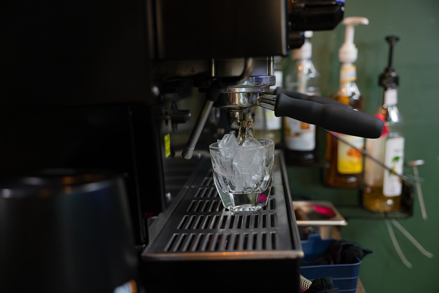 Swipe to pour the espresso!
This drink is called the Long Black. It’s our award-winning Gold River espresso poured over ice— it’s potent, well-balanced, and refreshing. Try out this new menu item!
#awardwinningespresso #goldriver