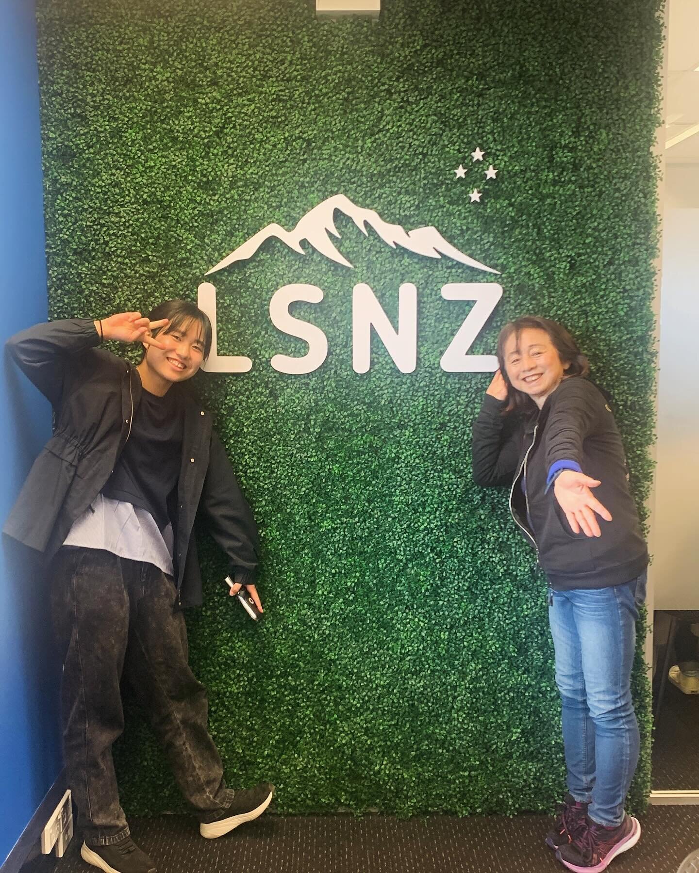 昨日が祝日だった関係で、本日より2週間の語学留学スタートのRenaさんとKimieさん✨

実はおばあちゃんとお孫さんなんです🫣💛
一緒に留学なんて素敵ですね✈️

お二人とも積極的に英語を話しながら早速留学を楽しんでいらっしゃる様子でした🫶🏻

留学先の語学学校: LSNZクイーンズタウン校

#語学留学
#ニュージーランド留学