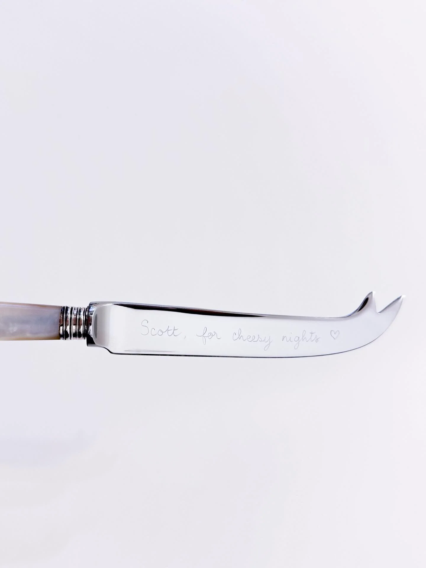 This is officially my favourite cheese knife order (of 2025) 💛 very close to the classique &laquo;&nbsp;it was meant to Brie&nbsp;&raquo;.
You can personalise yours with the words of your choice so let&rsquo;s see if anyone comes up with a better id