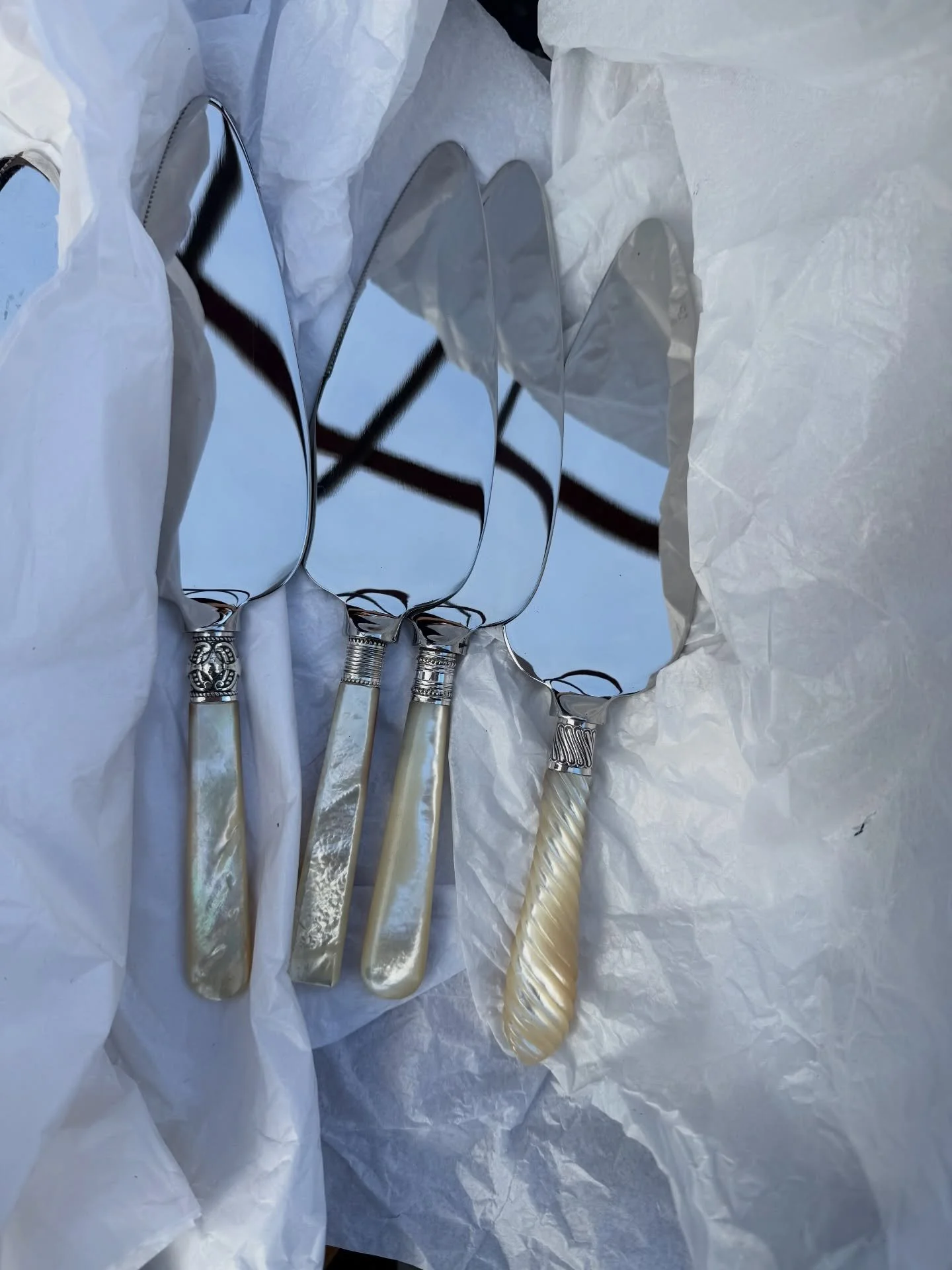 THE MOTHER OF PEARL DROP ✨ cake slices &amp; cake knives ready to be engraved with the words of your choice 💛 Saturday 31st January at 10am ✍️