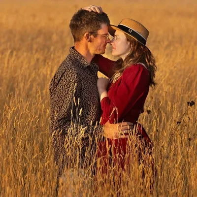 marié dans un champ de blé