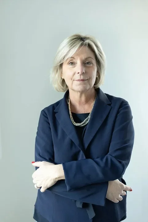 femme pro habillée avec un haut bleu