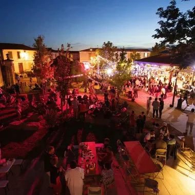 fête de village de nuit