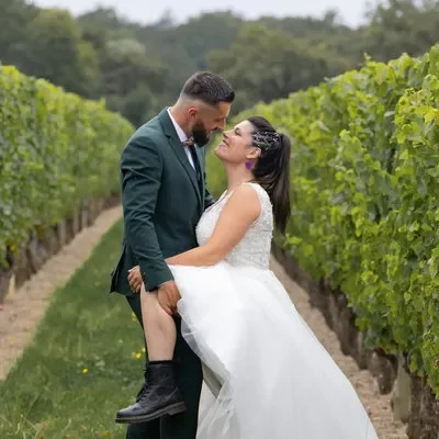 mariés qui s'embrassent dans les vignes