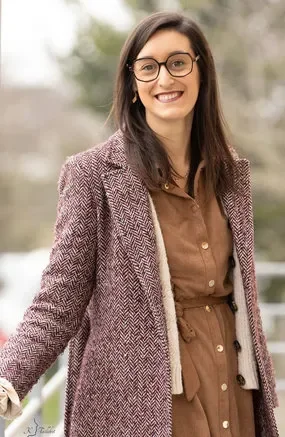 femme pro portant des lunettes