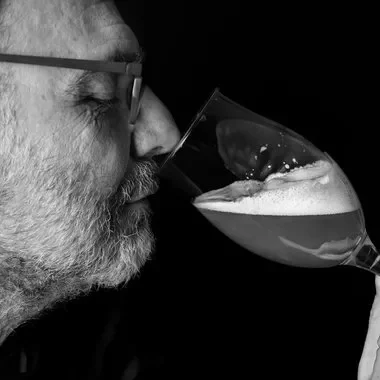 un homme goute de la bière