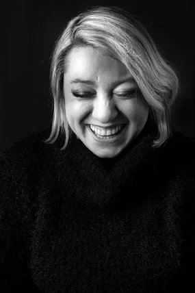 femme qui rit en noir et blanc