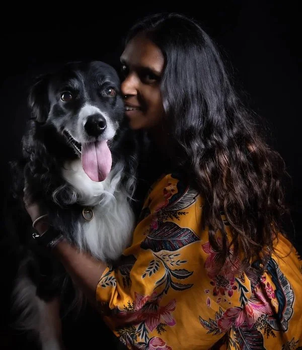 Kashmira et son chien Enzo.