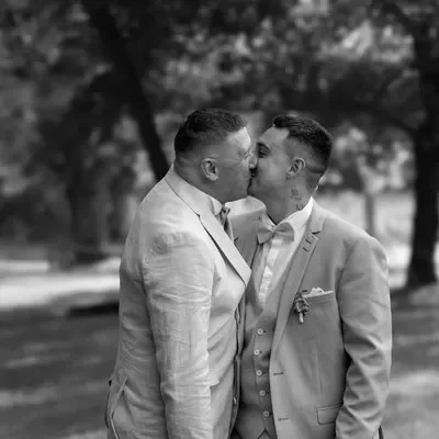 Deux hommes qui s'embrassent