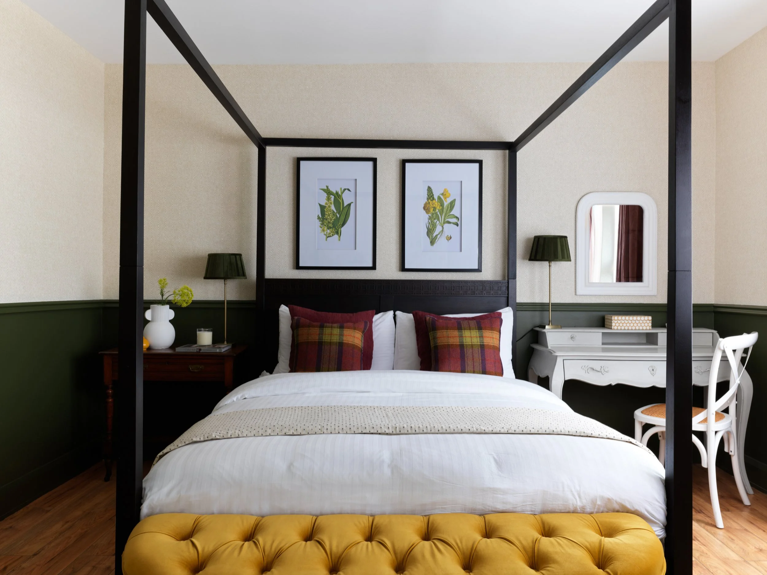 4 poster bed with yellow chaise long at foot of bed