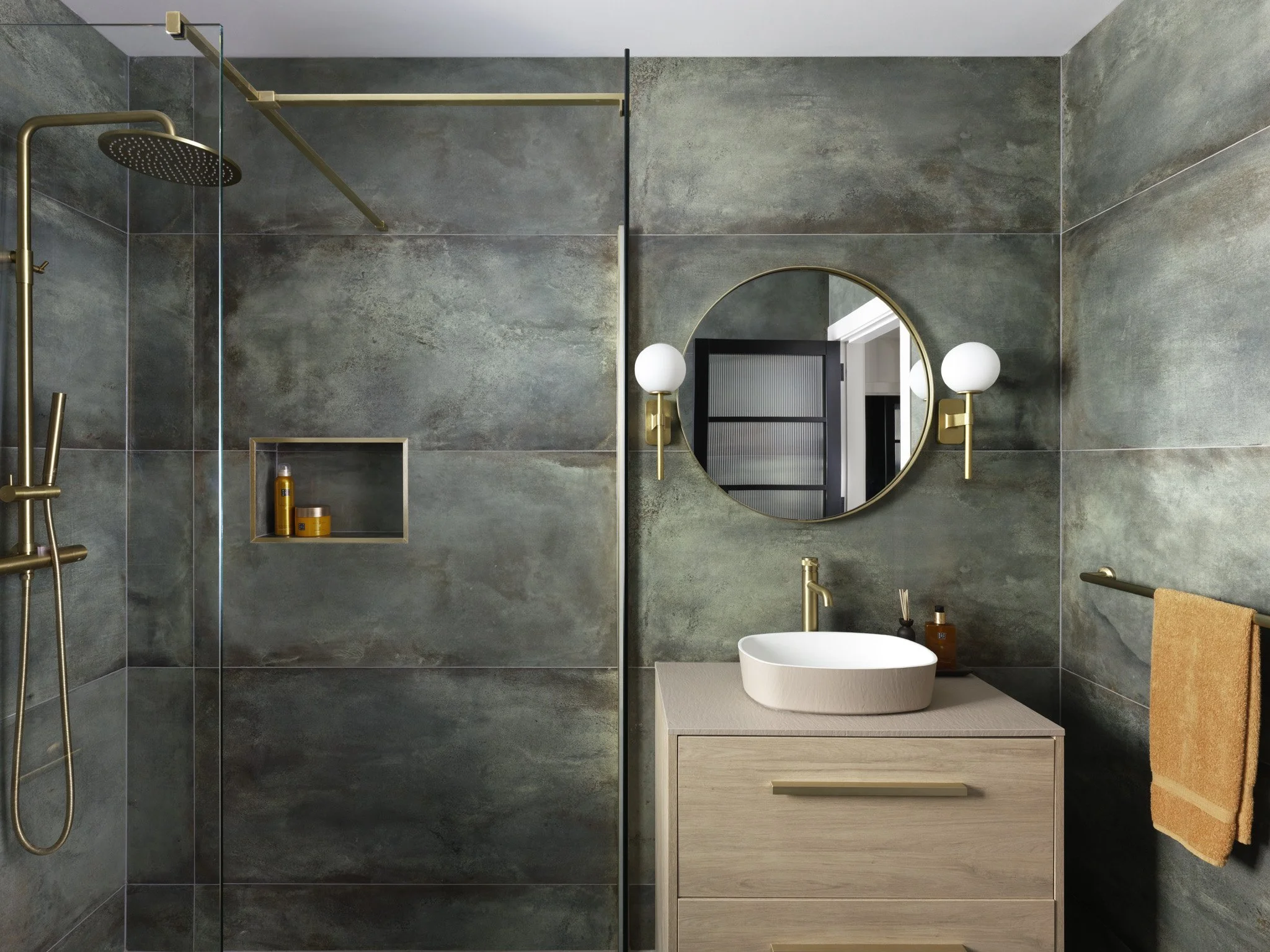 Downstairs Bathroom Wide.jpg