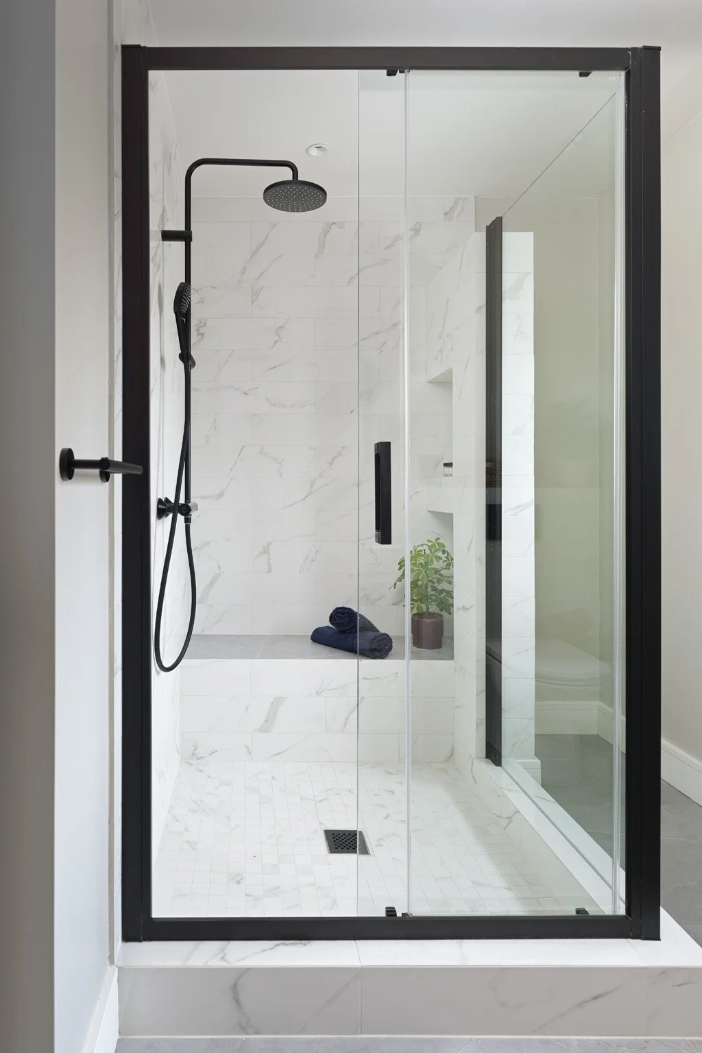 Main Bathroom.jpg