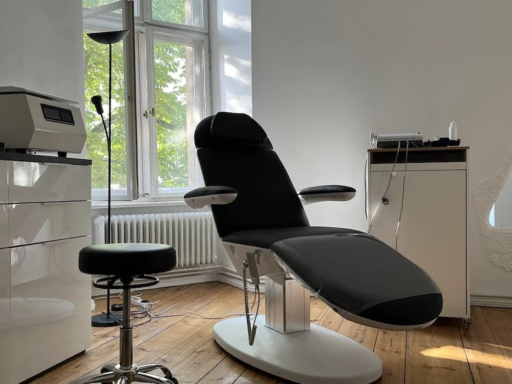 Heller Praxisraum bei KIMOderm® in Berlin-Tempelhof