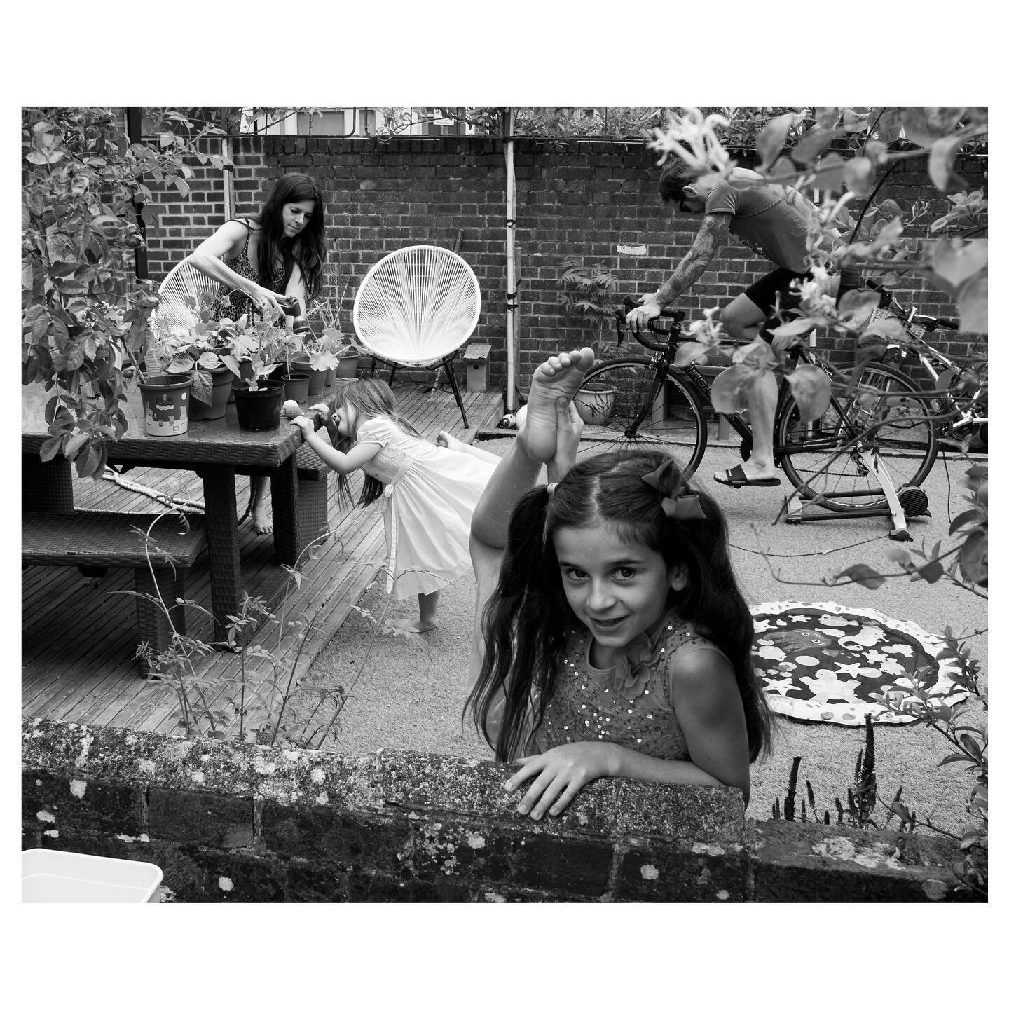 From Lockdown 2020, my project &lsquo;Over The Wall&rsquo;. My neighbours entertaining themselves - approximately 8 weeks into the first lockdown.
.
.
.
.
#overthewall #documentingbritain #socialdocumentary #socialdocumentaryphotography #documentingw