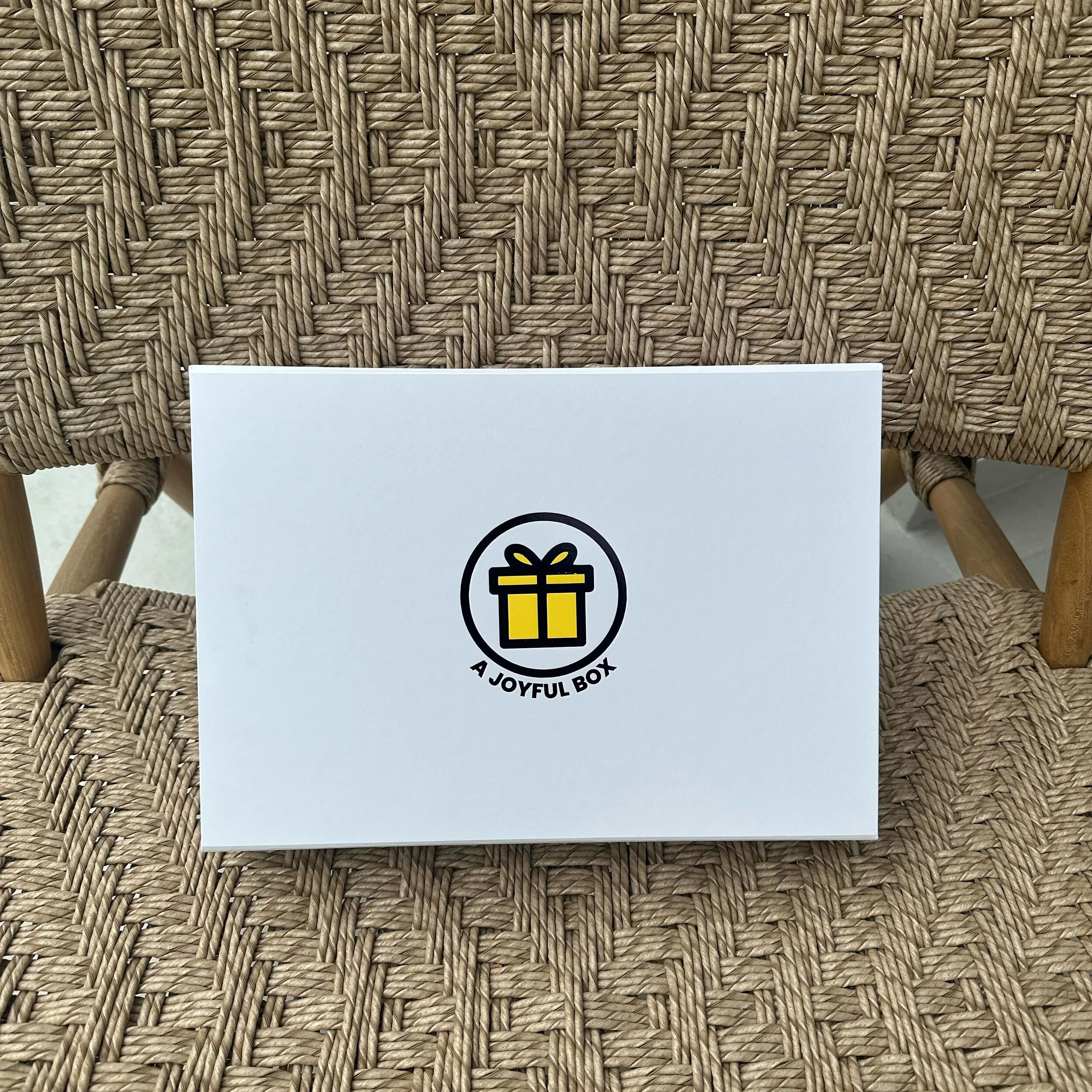 A joyful box loves to travel too! ☀️🎁

#travel #giftideas #giftbox