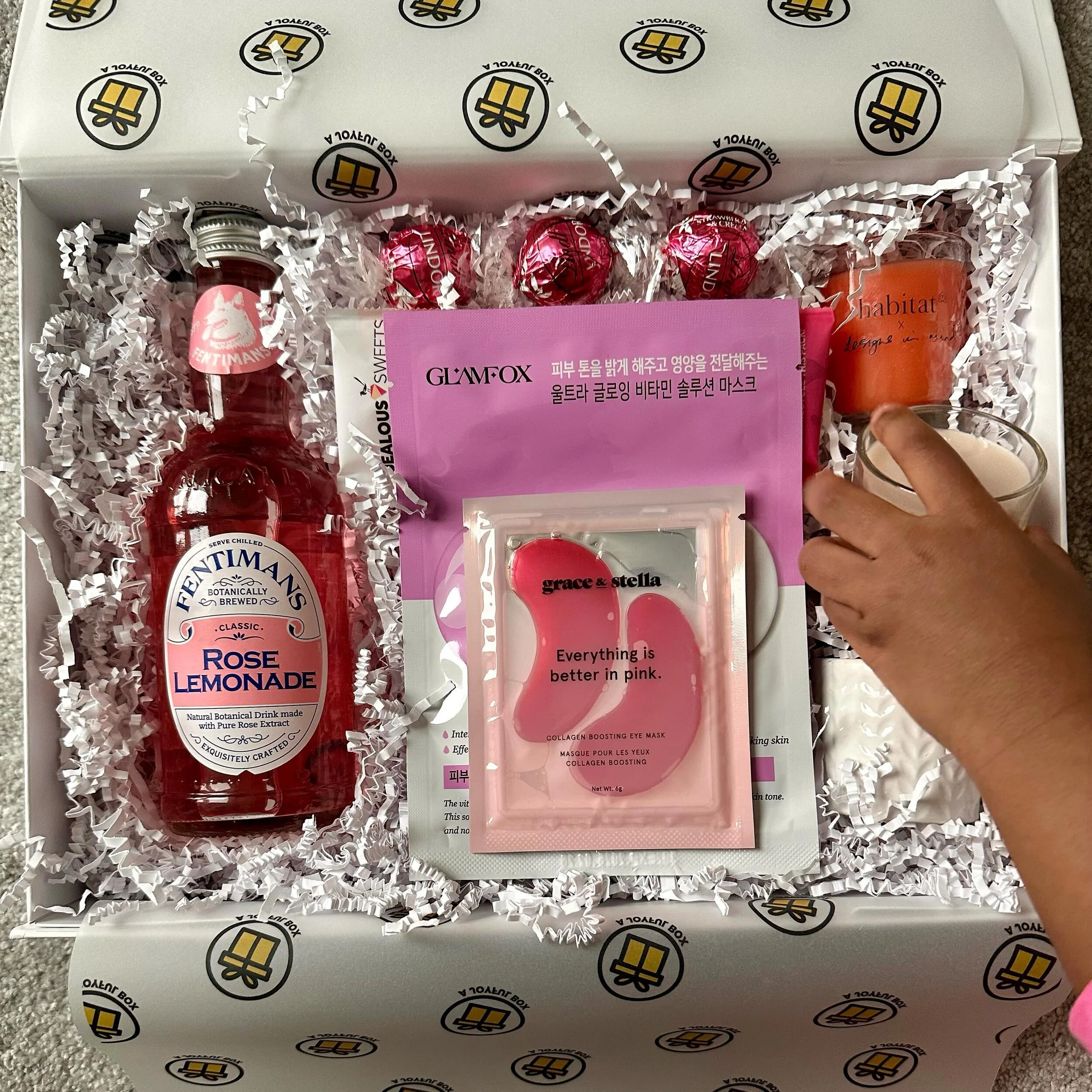 Little hands that help fill your box with big joy 💛🤗

#giftideas #spring #giftbox