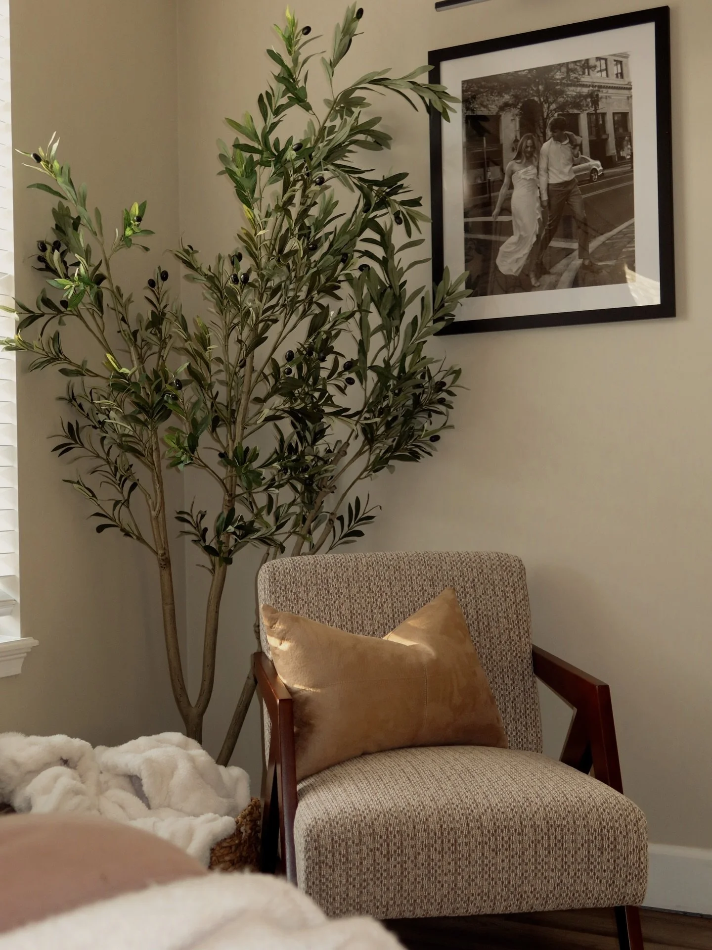 Happy Friday from my Modern Organic Home🏡

My style is modern organic, which means mixing warm woods, natural textures, and earthy tones with soft whites to keep everything bright but still cozy. I love creating spaces that feel calm, layered, and l