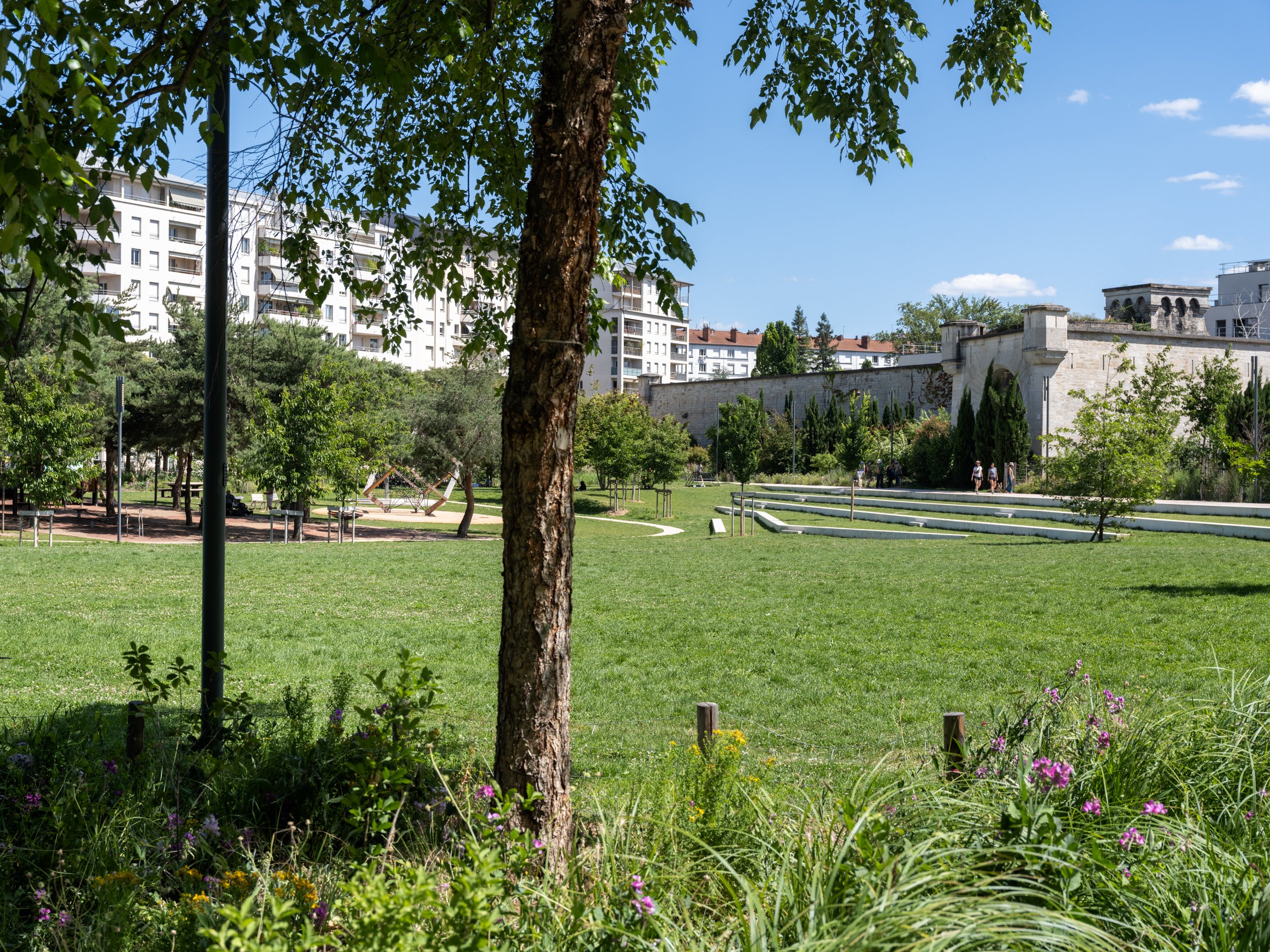      
  
    LE PARC NESLON MANDELA À LYON EST LIVRÉ   Conçue par D’ICI LA, la requalification de l'esplanade Nelson Mandela en grand parc urbain de 5ha au cœur du&nbsp;quartier&nbsp;Part Dieu à Lyon et l’aménagement de ses espaces publics est livré
