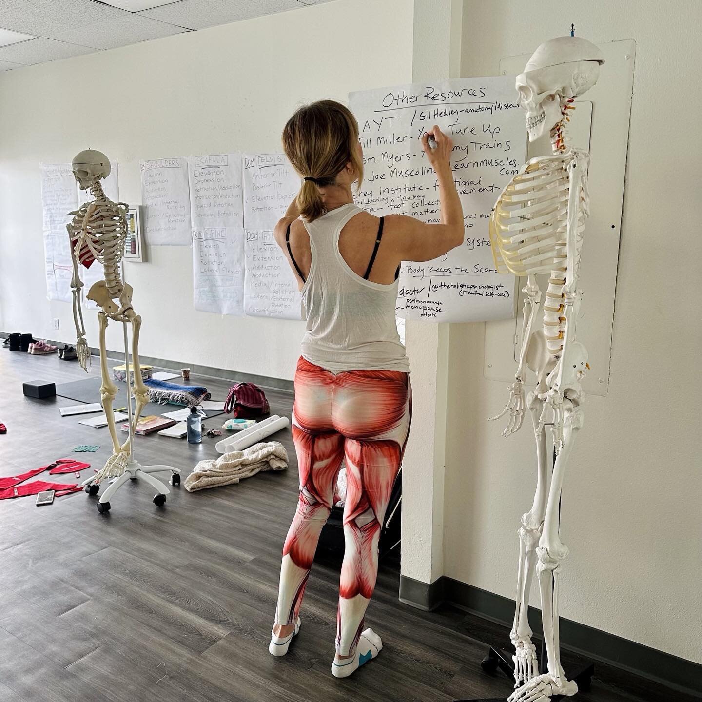How does my gluteus maximus look in these leggings? #anatomytraining #booty #yogateachertraining #anatomyfashion #anatomyhumor #gwenyeageryoga #reddiamondyoga