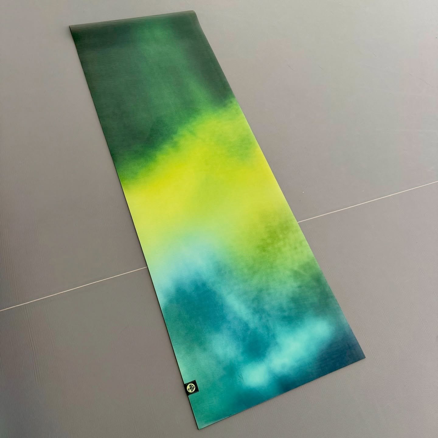 New mat day! 🌈⁣
⁣
Added a new mat to my Manduka PRO &amp; PROlite rotation: the Manduka eKO Lite. I&rsquo;m in love with this blue-green-purple tie-dye. Reminds me of a wall hanging I got at Love on Haight in San Francisco years ago. ☮️⁣
⁣
One of th