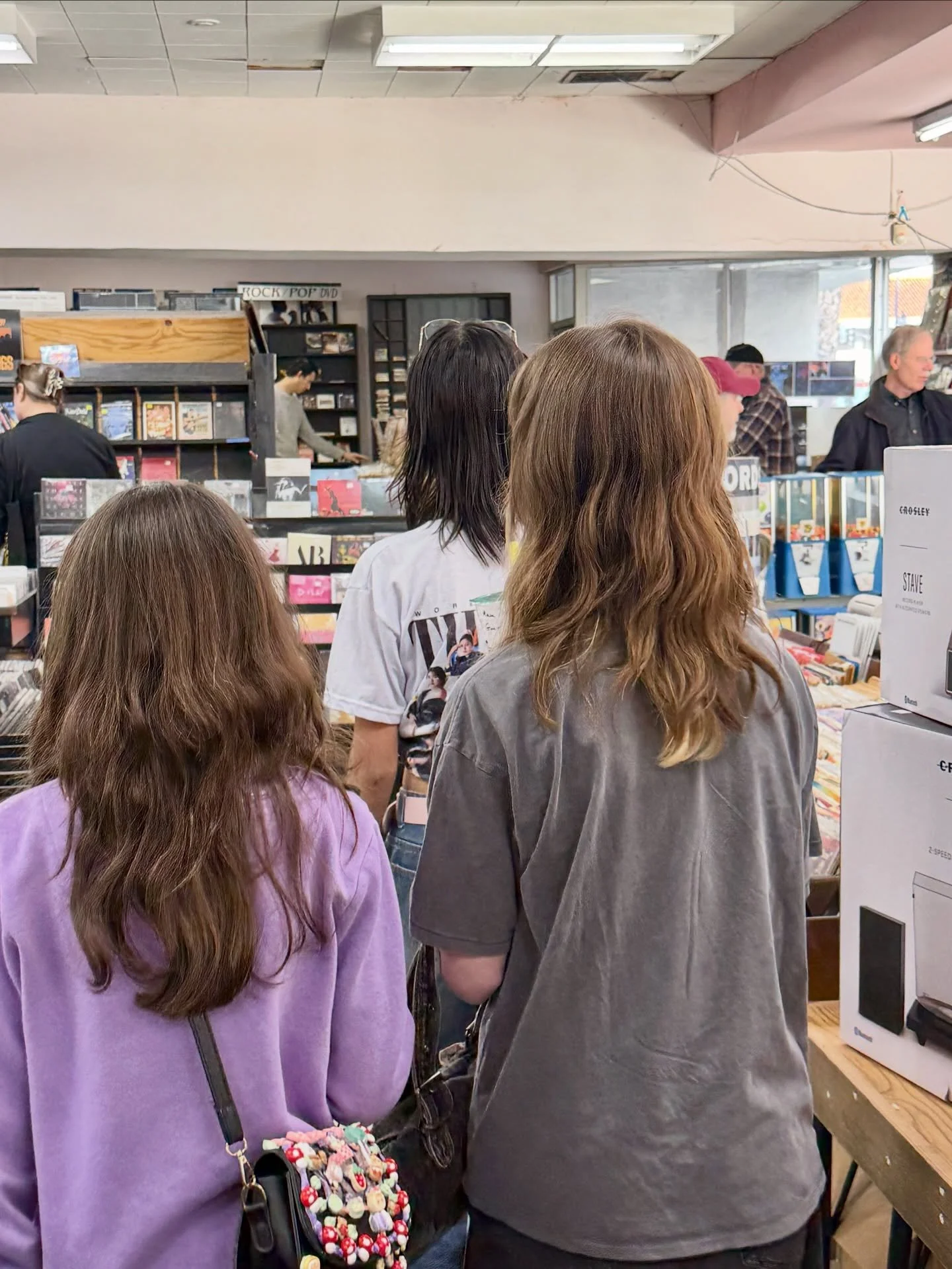 Took kids to a record store, and they ran into a friend! Like the old days of going to the local Blockbuster. ⁣
⁣
They learned important things like when you wanna buy a DVD of a movie you like, it needs a player in order to watch it. ⁣
⁣
#recordstor