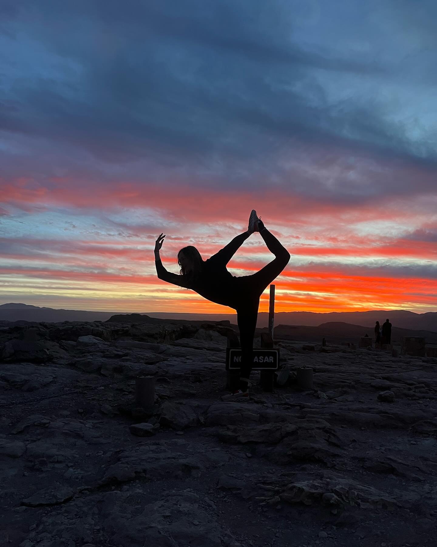 A little photo dump@of last week&lsquo;s magic at the Atacama desert. Who would&lsquo;ve thought we&lsquo;d ever get to see that @margitelisabeth.p ? #sabrinasdancerroundtheworld
P.S slide 7 sums up our dynamic haha, sound on if you understand Austri