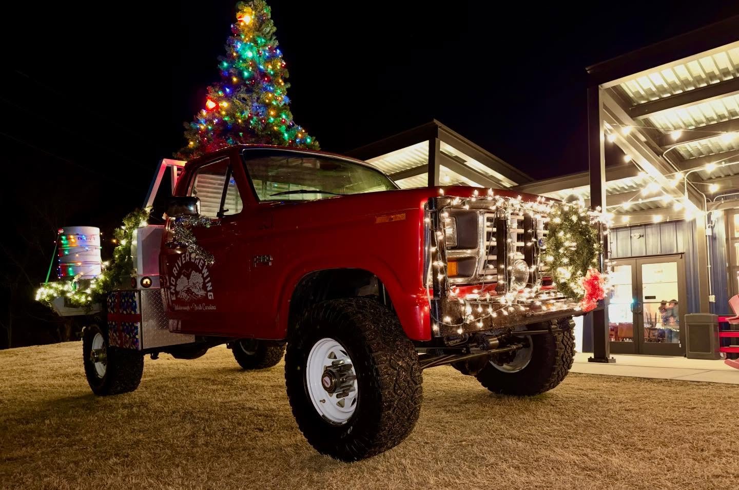 What a beautiful, festive weekend we just had in town! We hope everyone had fun at the tree lighting and parade, if you attended! We enjoyed being a part of it 🎄 Check out our weekly happenings below and make your way to the Taproom for a fun time f