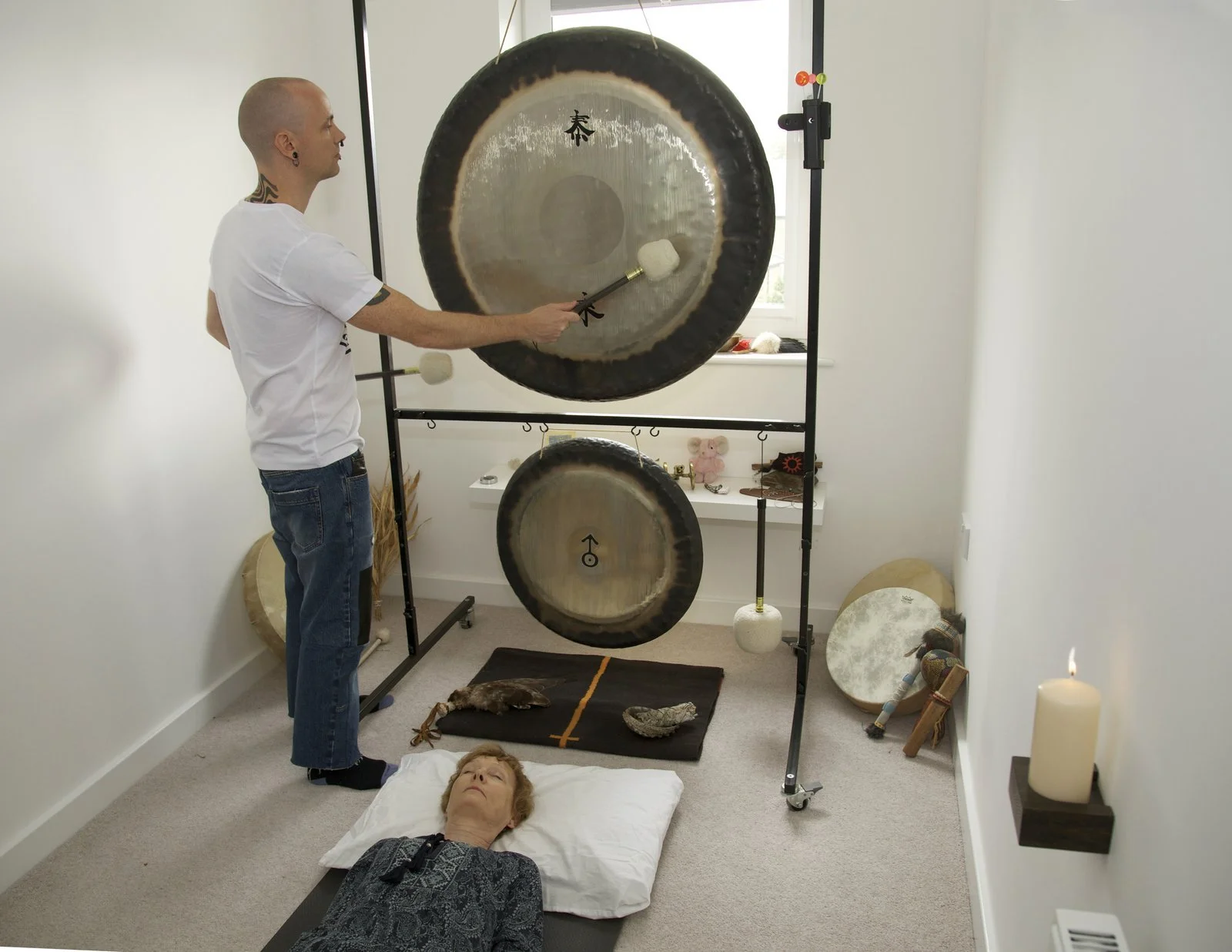 Rob giving a gong bath in his N15 practitioner space.