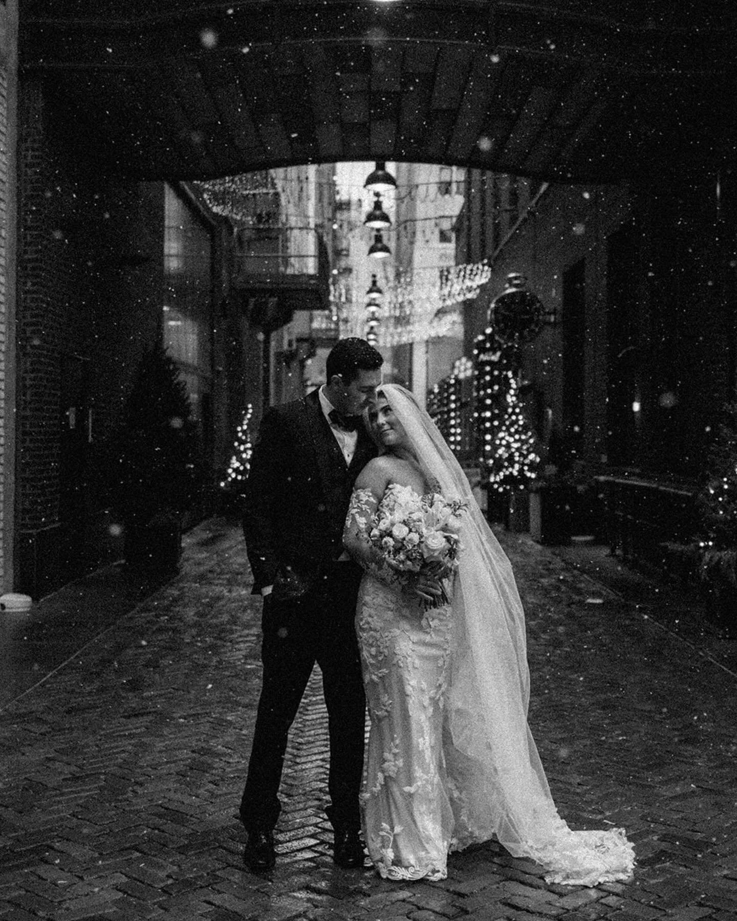 A snowy winter wedding in Detroit 

Venue : @shinolahotel 
Planner : @loandcoeventdesign 
Florals : @leefloraldesign 
Makeup : @danielle_paquin_beauty 
Hair : @hairby_silva
