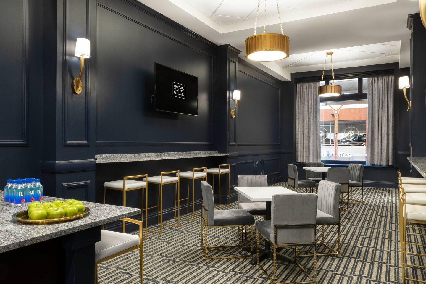 stlak-lounge-9530-hor-clsc.jpg