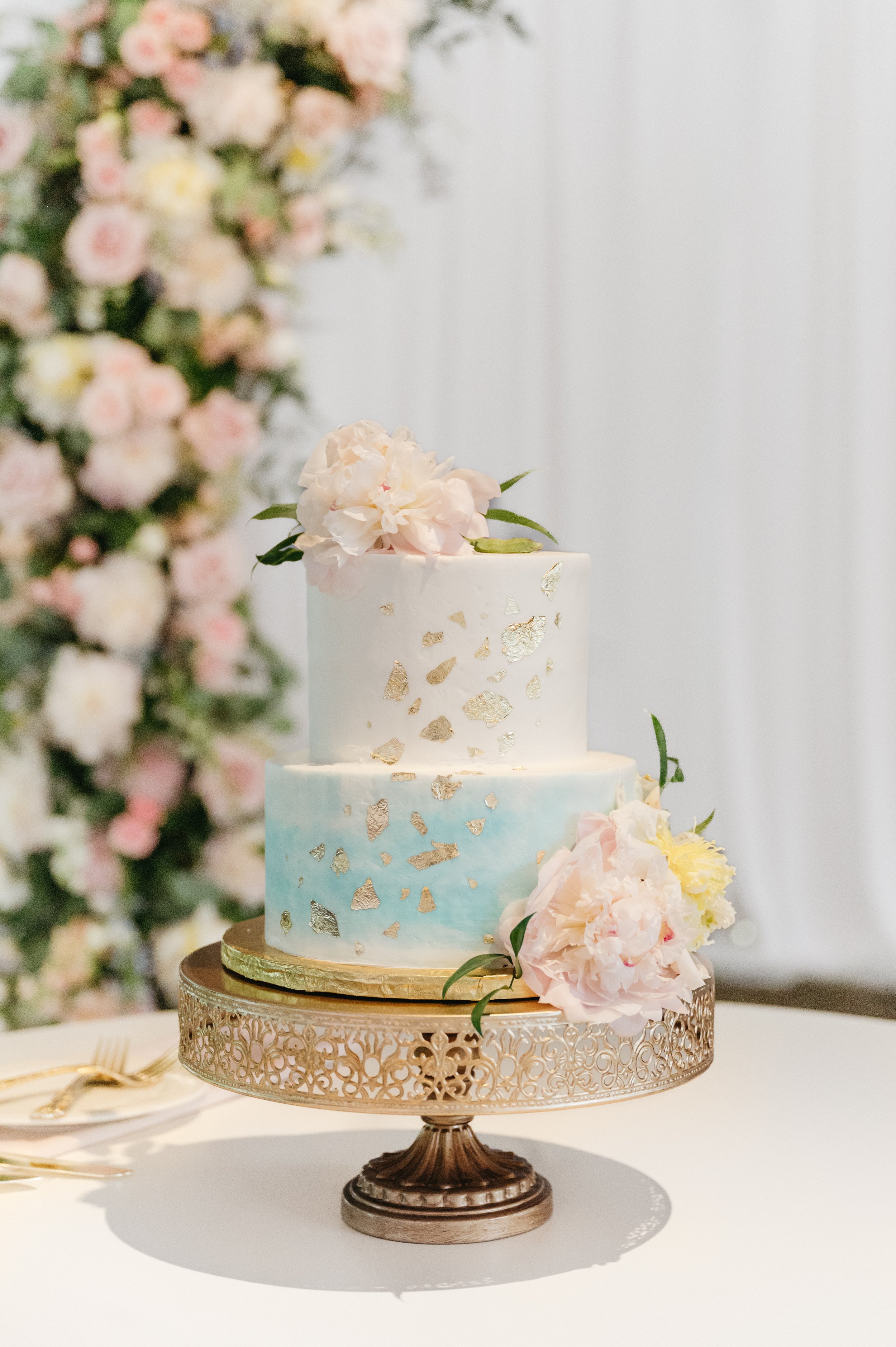  Photograph by:   Odessa James Photo    Cake by:   Tres Belle Cakes   