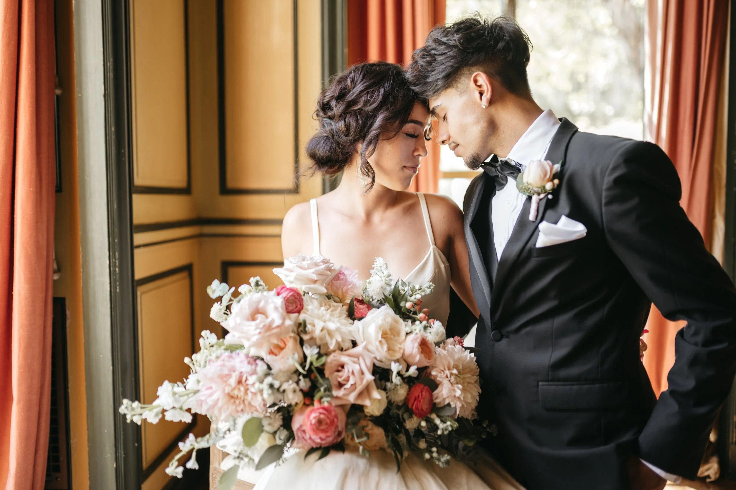   Photograph by:      Odessa James Photo       ,         Florist:      Floral V Design     