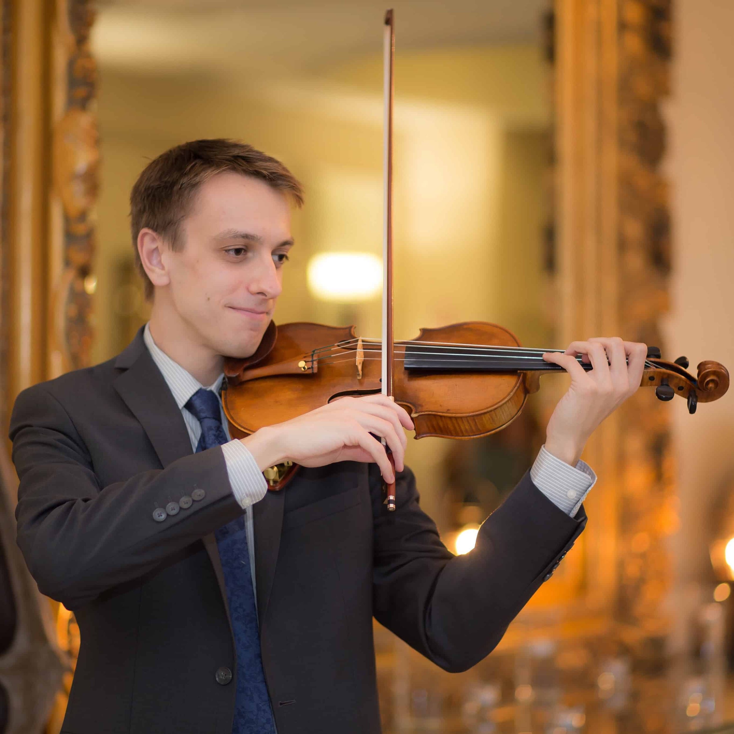 Brian-Ostrega-Violinist-Best-Chicago-Wedding-Violinist-Wedding-Deals3.jpeg