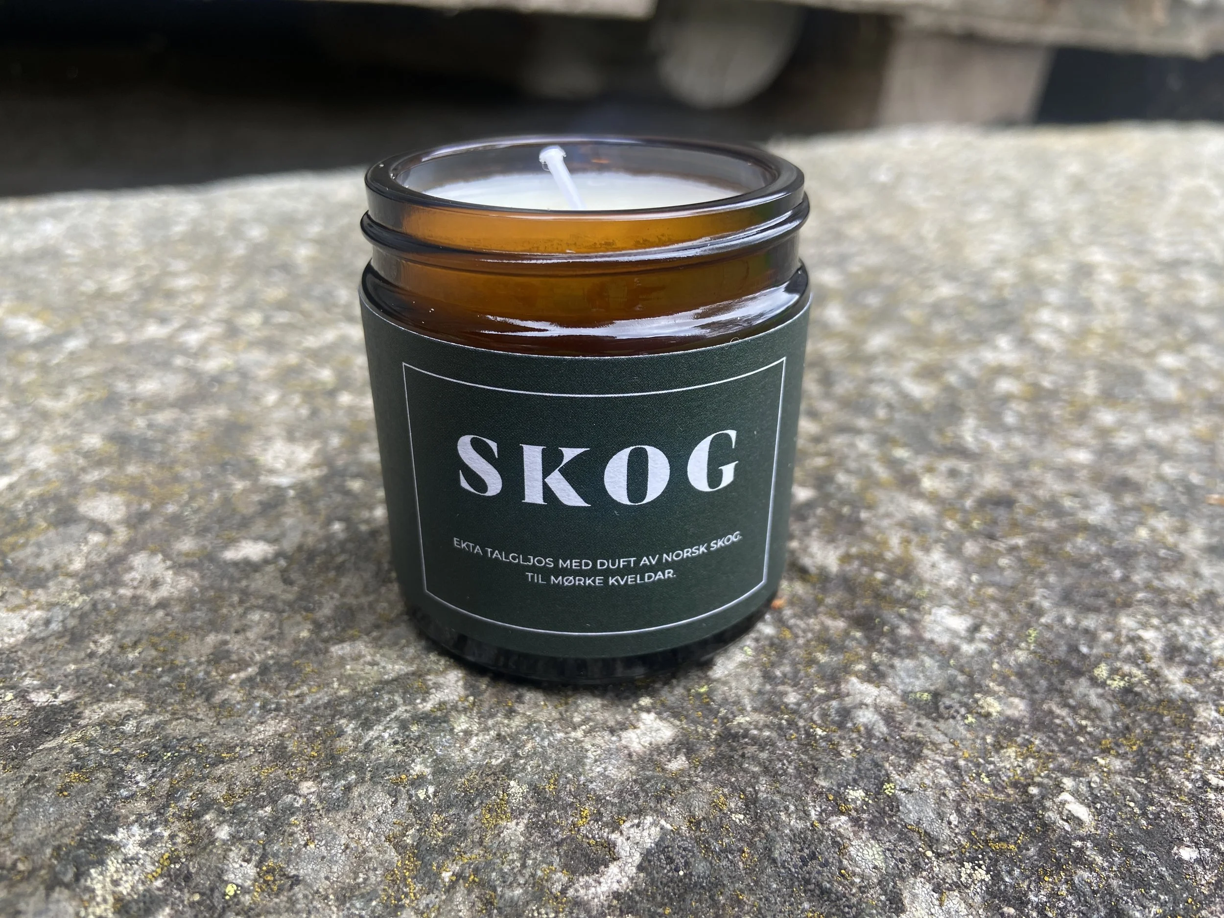 Skog duftlys av talg og bivoks er miljøvennlig og etisk