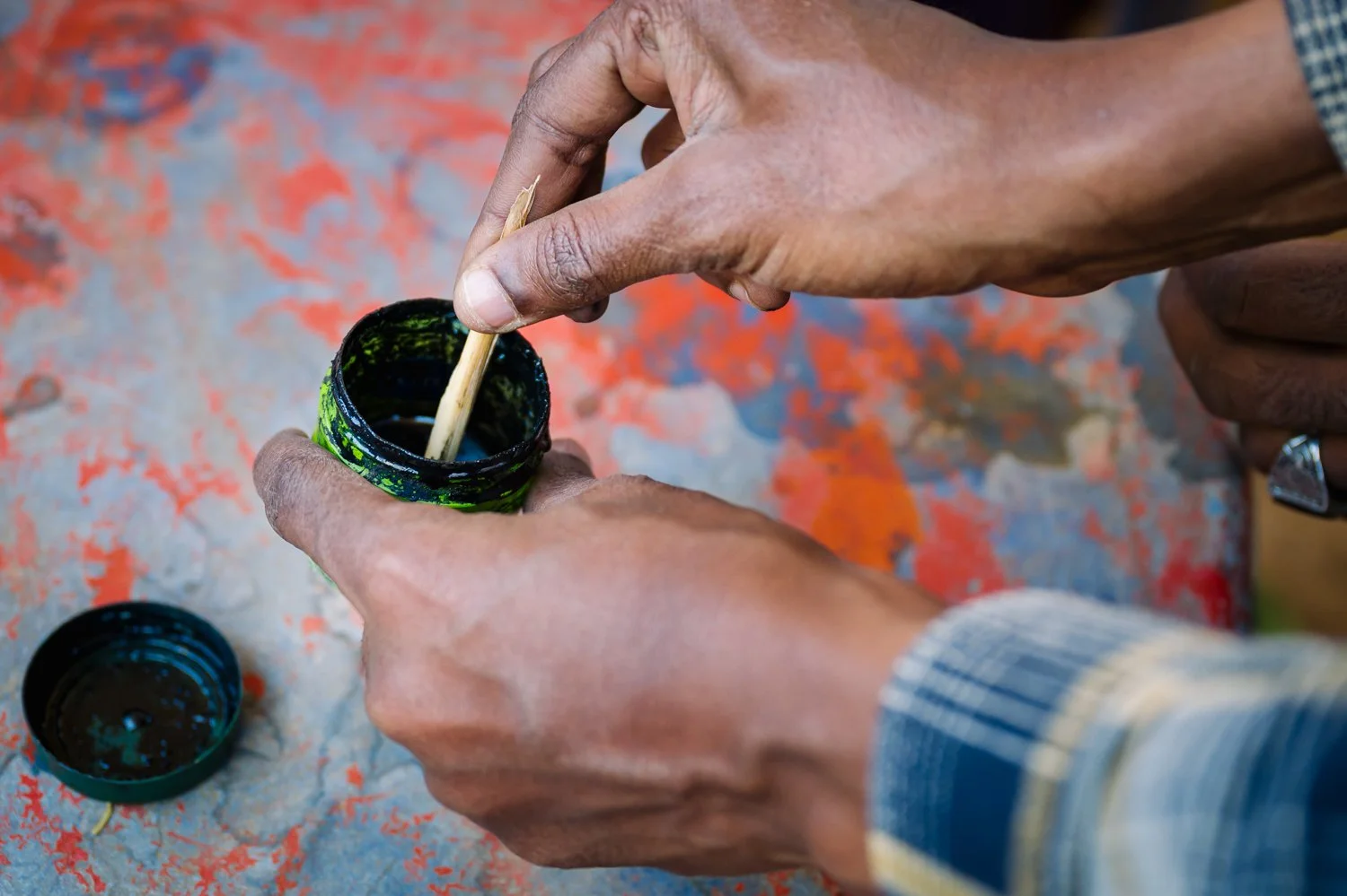  Dahir Yousef Abdi, guide from the Somali Region Pastoral and Agro-pastoral Research Institute, demonstrates ink made from myrrh Friday, Jan. 9, 2026, in Sanqotor, Ethiopia. (AP Photo/Julianne Gauron) 