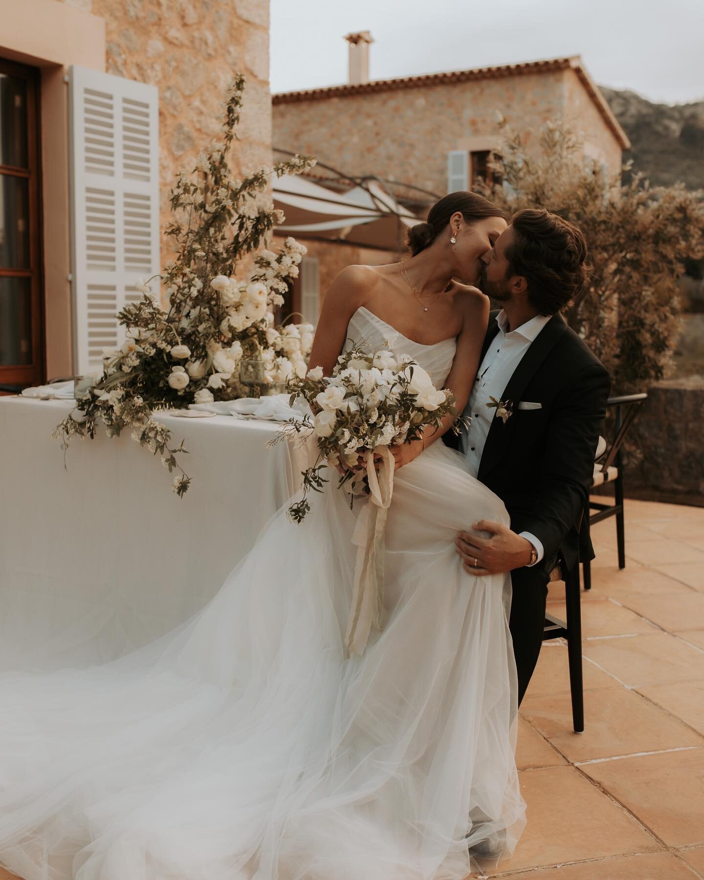 Quiet moments ✨

Besides golden hour, one of my favourite times of your day to get couple portraits is just before you sit to eat (it&rsquo;s also a perfect time for you to appreciate your table set up before everyone is seated)✨

&amp; a moment to a