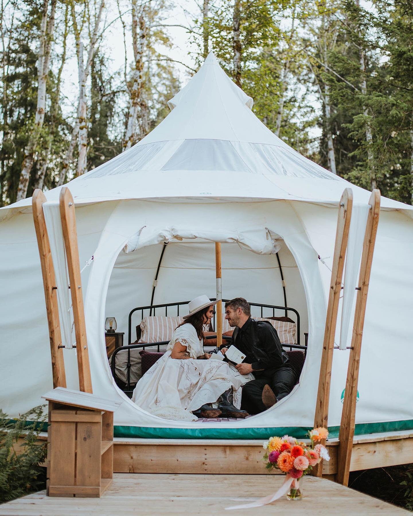 Escape to a Romantic Hideaway on Vancouver Island at Smith Lake Farm ✨🌿

Dream of eloping at a secluded farm, tucked away in a beautiful corner of Vancouver Island? Our Smith Lake Farm pop-ups might be exactly what you&rsquo;re looking for!

Our pop