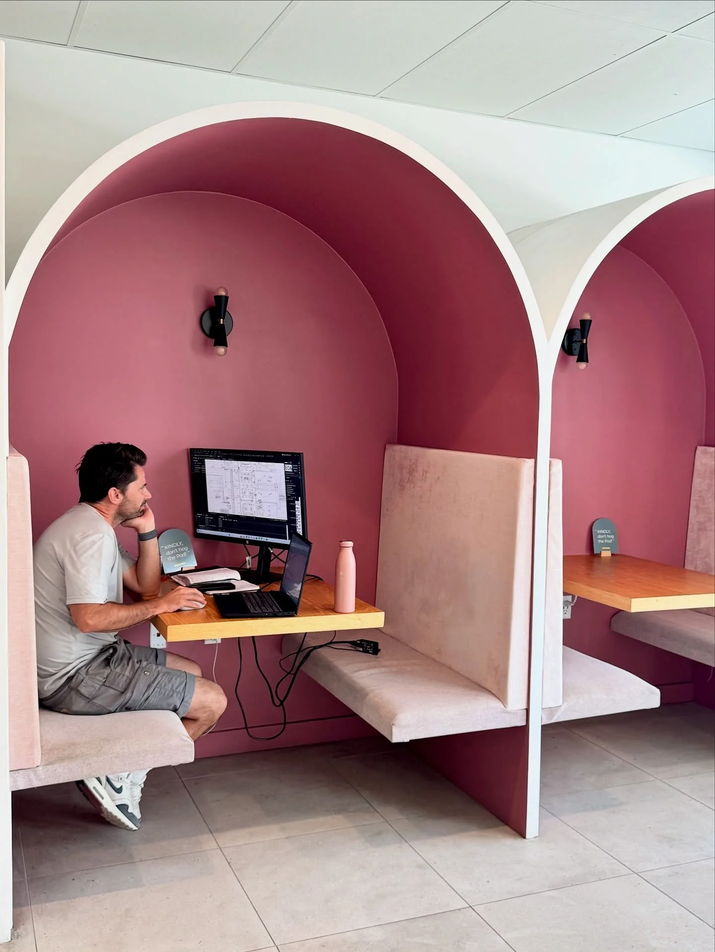 Workstation goals. Got an extra screen? Keep it safe in our lockers and work without the hassle of lugging it around. 

Find your focus at On Island.

#coworkingspace #turksandcaicos #officespaceingracebay
