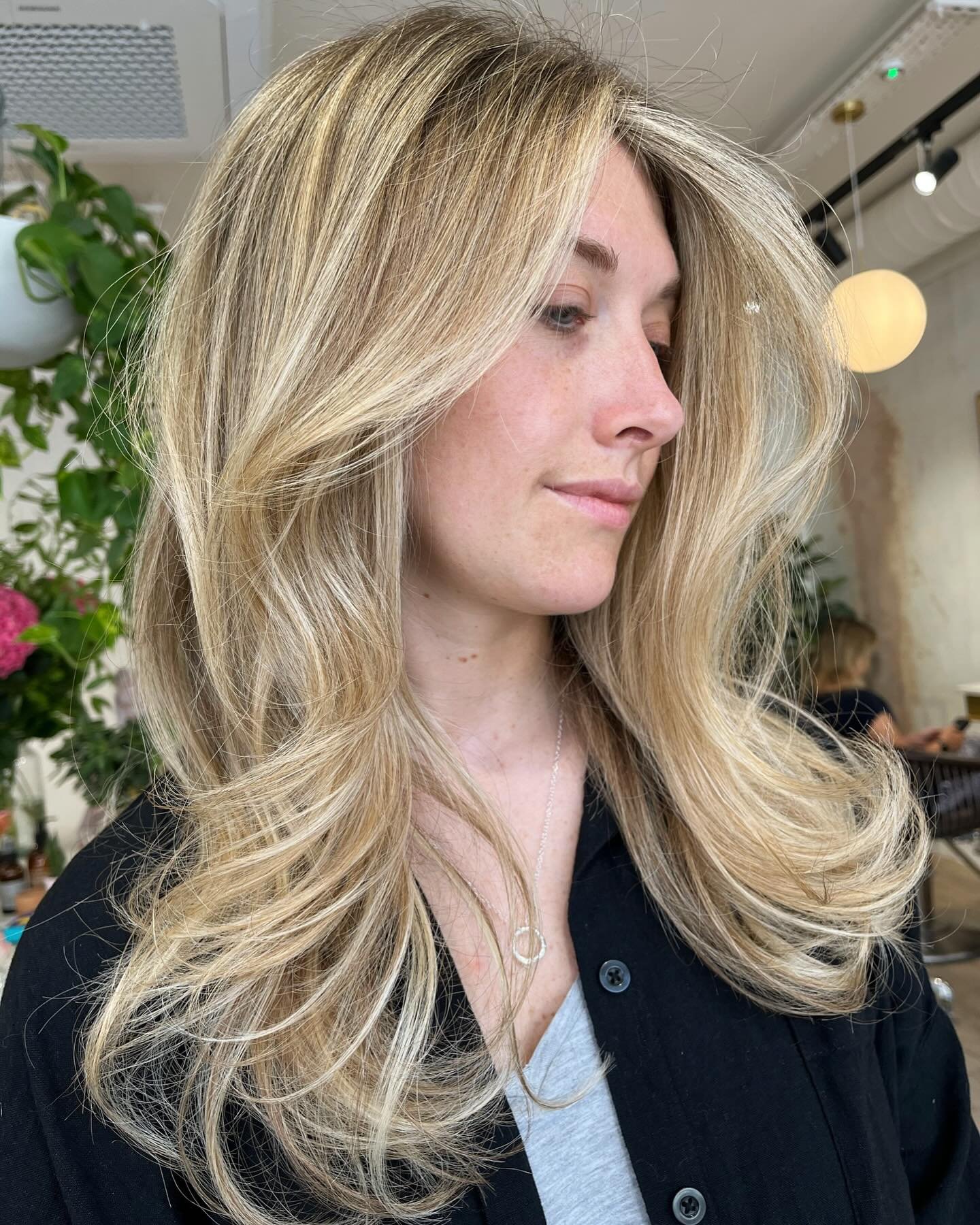 Stunning blonde work by our Artist Amy. We are seeing our bright blondes take on a more autumnal look with more golden buttery tones. As we transition into winter, blondes usually go deeper and warmer with a more natural feel. We use @originalmineral