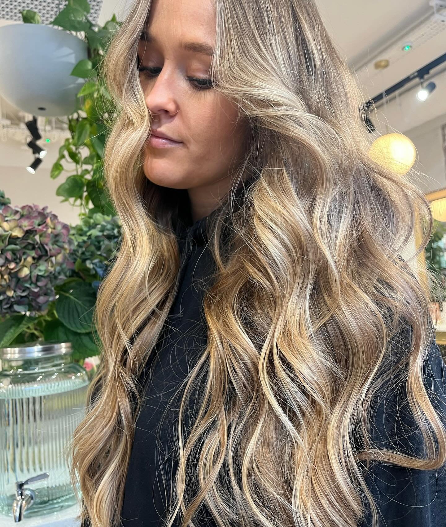 🌟Stunning work by Amy. Using @originalmineral_uk to create these glossy heathy locks with a soft balayage technique keeping a lot of natural base but adding warm blonde ribbons to maximise shine and dimension. Amy is one of our creative artists, con