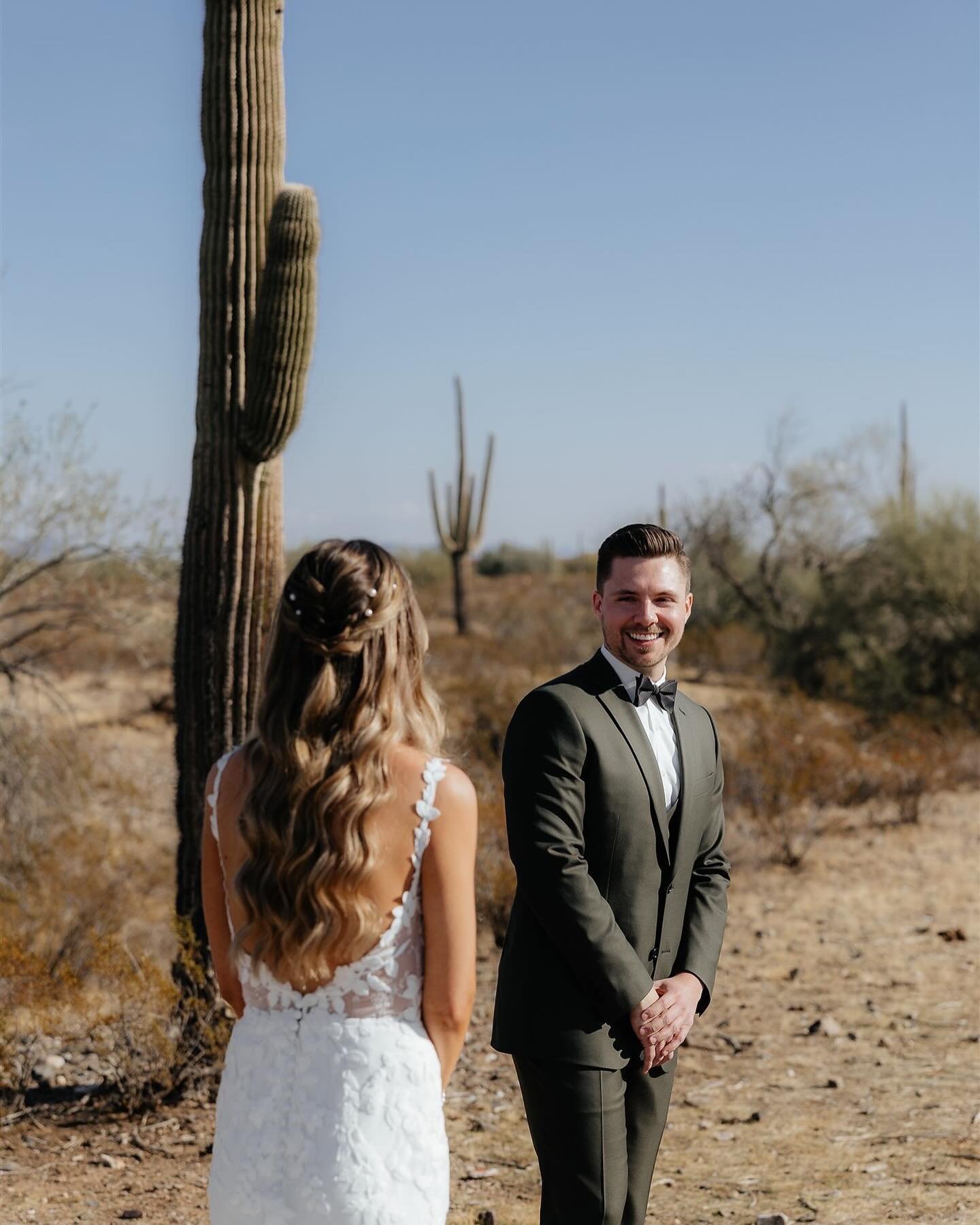 swipe to the left to get second hand butterflies from this first look -💞 

-
second shooting for @theshepardsphoto
&bull;
&bull;
&bull;
&bull;
&bull;
&bull;
&bull;
&bull;
#arizonaphotographer
#arizonaengagementphotographer
#arizonacouplesphotographe