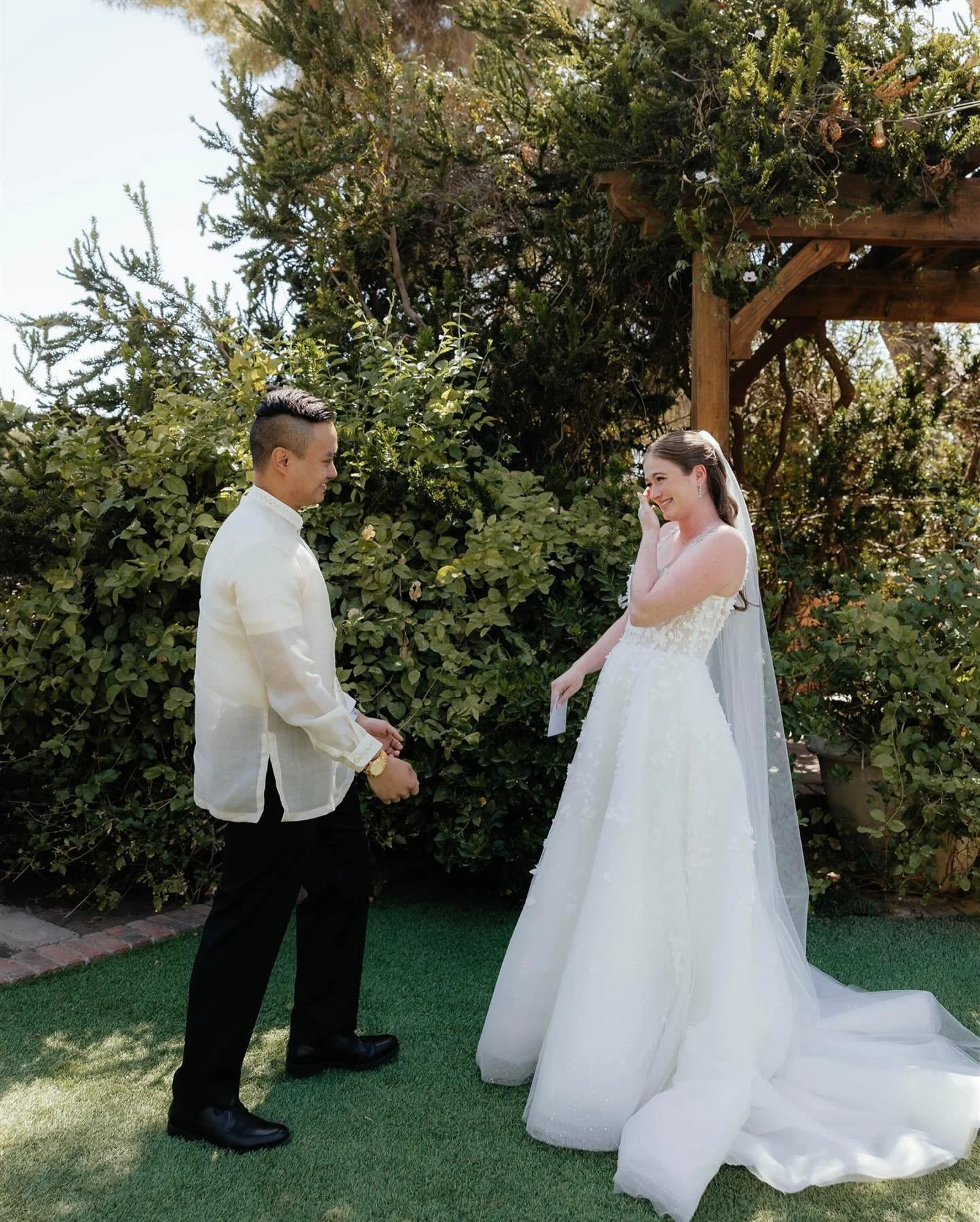 in the business of capturing tears 🥹🤍
&bull;
&bull;
&bull;
&bull;
&bull;
vendor team:
Bridal Attire: @truesociety_phoenix @martinalianabridal
Desserts: @dessertsrn
Beverages/Bartending: @weddingsatschnepffarms
Catering: @weddingsatschnepffarms
Appe
