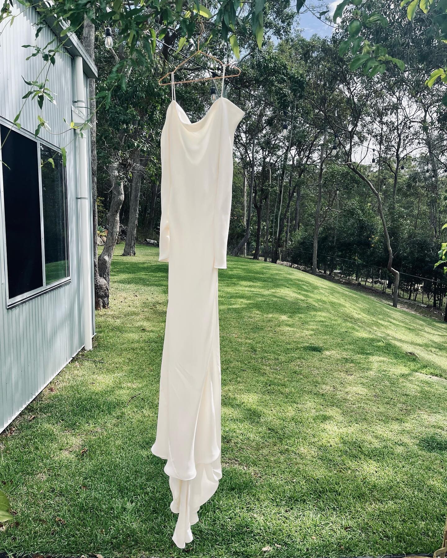 Our dream gown. This bias cut beauty was created for the elegant and down to earth bride @staceymegeee 🐚 

One of a kind, made from an ivory silk faile in our hinterland studio @flauralabel