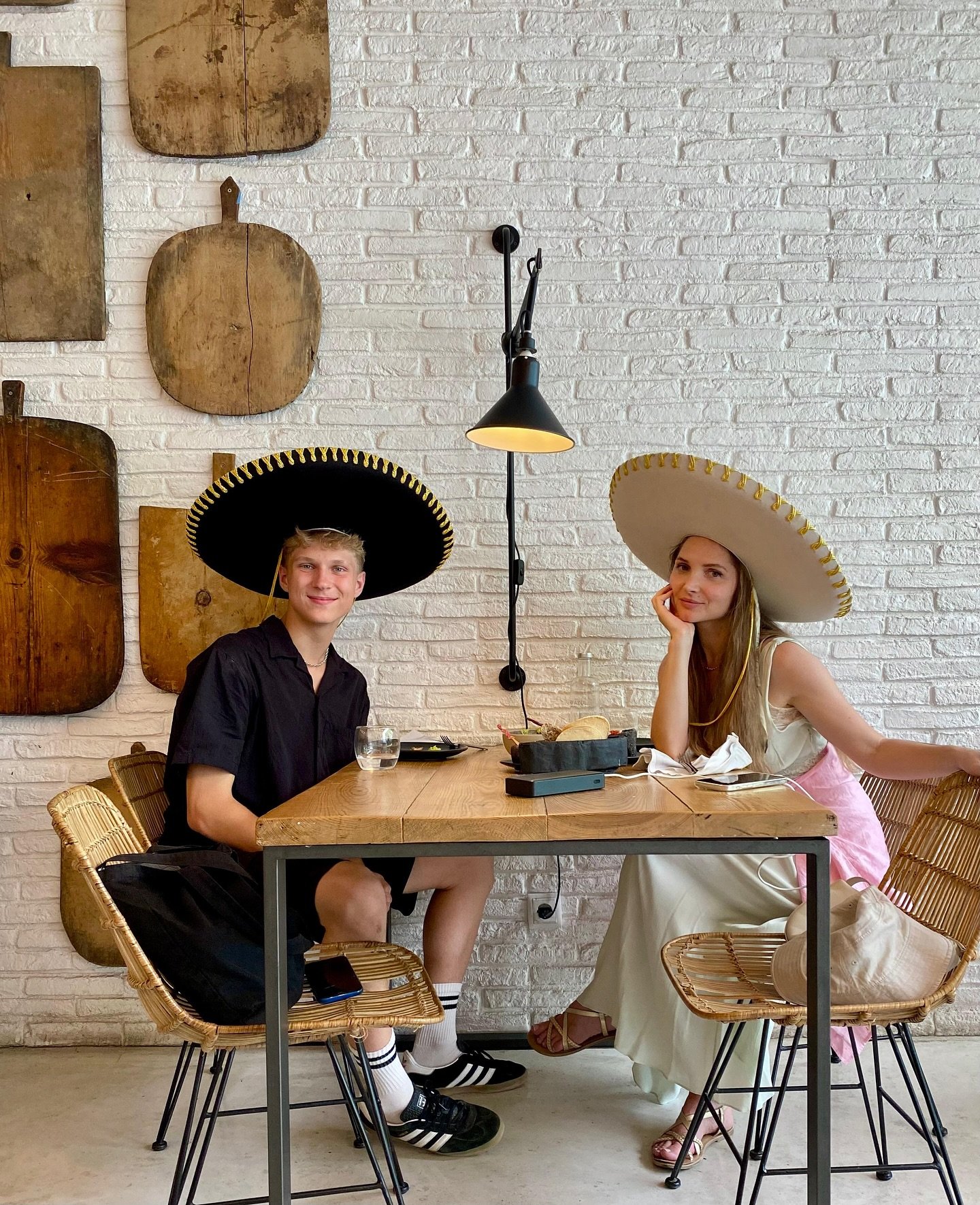 Buen ambiente, mejores sabores

En Maro Azul, cada visita es una mezcla de buena onda, comida incre&iacute;ble y momentos que se quedan contigo.

📞 Reservas: 934 319 723
📱 WhatsApp: +34 616 790 876

📅 Horarios
👉 Mi&eacute; y Jue: 13:00 &ndash; 16