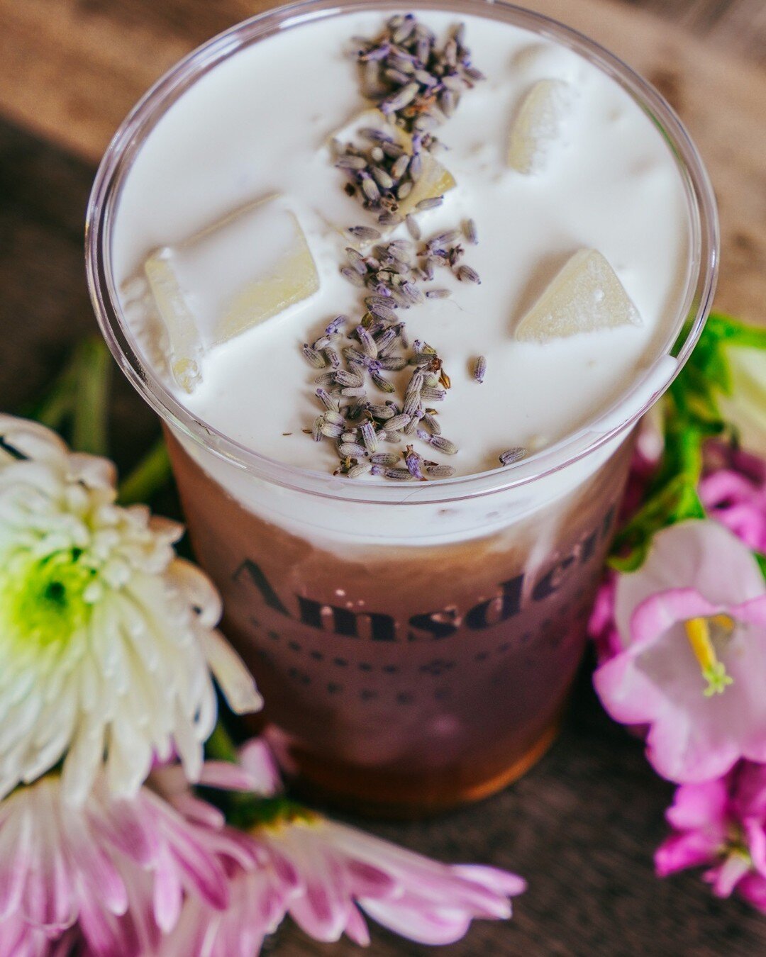 Get ready to take your taste buds on a London adventure, darlings! 🇬🇧☕️ Our newest spring sip, the Iced London Fog, is here to add a touch of British charm to your day! 🎩✨ Sip on this delightful blend of earl grey tea, creamy milk, and a hint of v