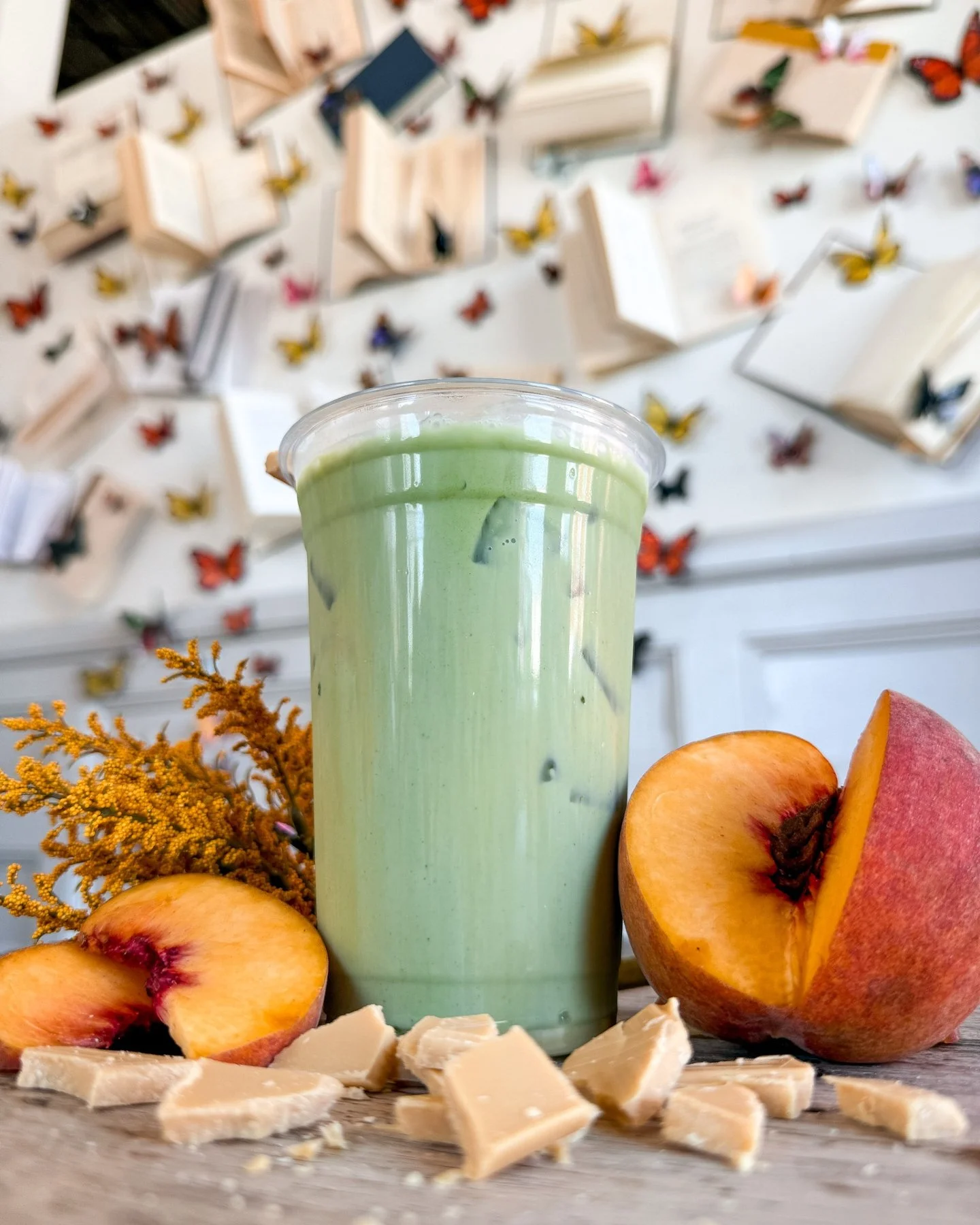 Peachy, creamy, and oh-so dreamy. 🍑💚

Our Peach Cobbler Matcha Latte is made with peach syrup and matcha, finished with a white chocolate drizzle for the perfect cozy-meets-refreshing sip.

A little unexpected, a lot delicious. ✨

📍The Amsden | Mo