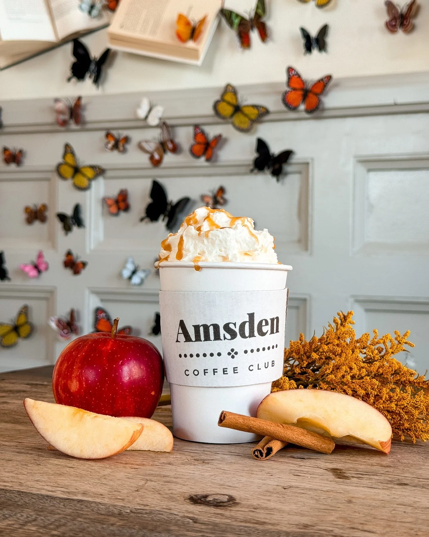 Fall called&hellip; it wants you to drink this. 🍎✨

 Our Apple Cider Spice is sweet, cozy, and just begging to be your go-to autumn sip. 🧡🍂

#theamsden #amsden #amsdencoffeeclub #gathermercantile #sharethelex #versailles #shoplocalky #explorekentu